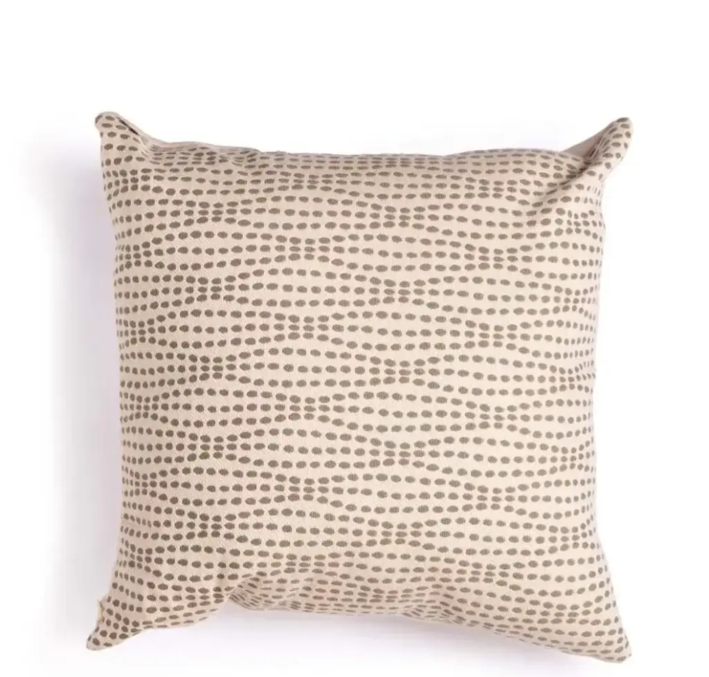 COJIN BLANCO CON TRIANGULOS GRISES CON CIERRE 45X45CM
